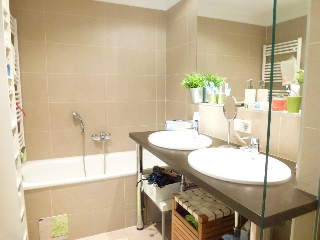Bad mit Dusche, Wanne und Doppelwaschbecken