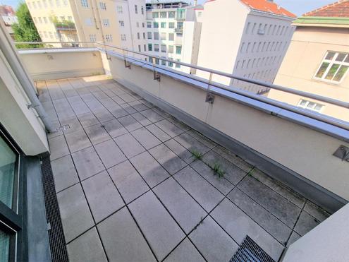 DG-Wohnung mit ECK-TERRASSE ++ tolle Infrastruktur ++ Grenze zum 5./6.Bezirk!