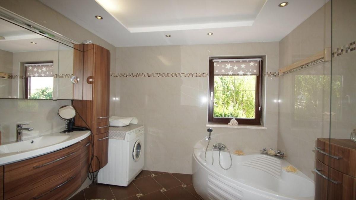 8 Badezimmer mit Eckbadewanne EFH 2000