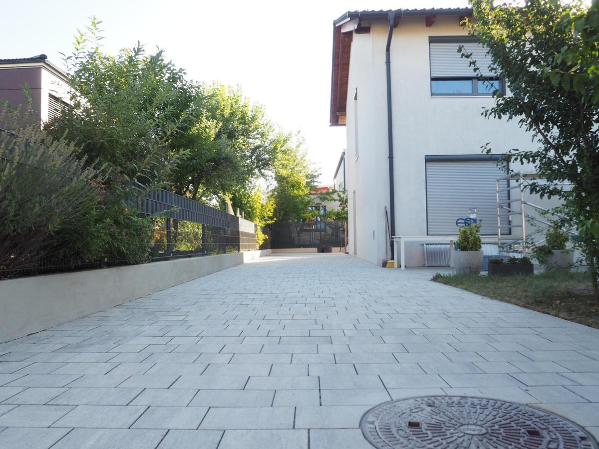 Einfahrt-Vorplatz