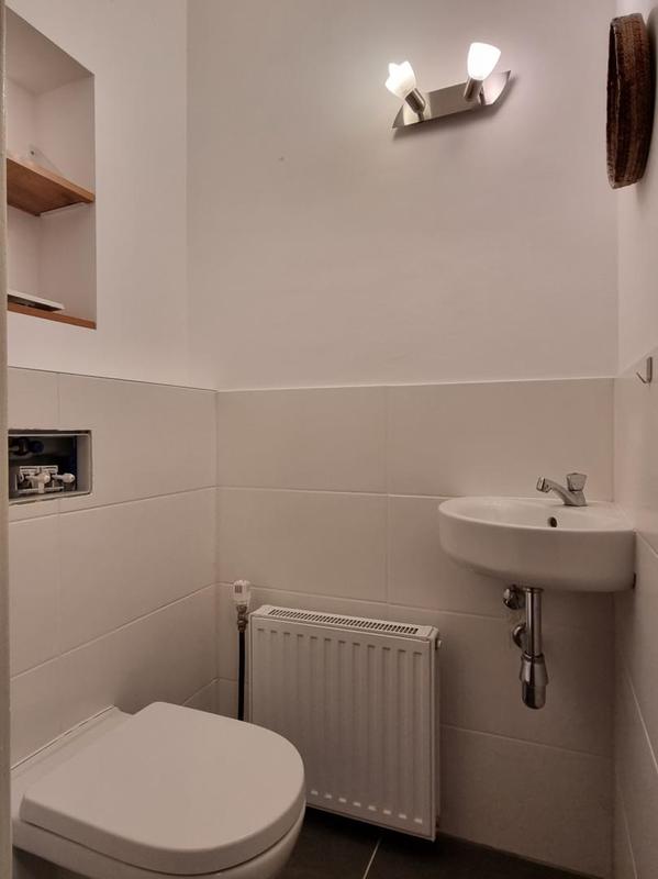 WC mit Handwaschbecken, DG