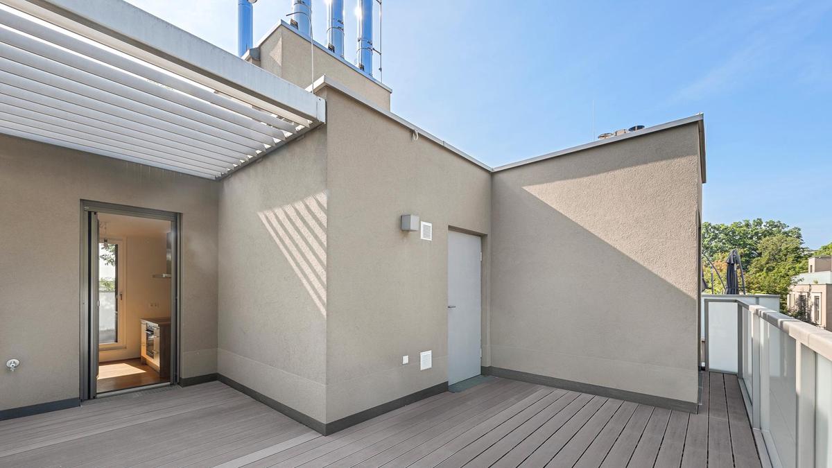 2 Terrasse mit Abstellraum
