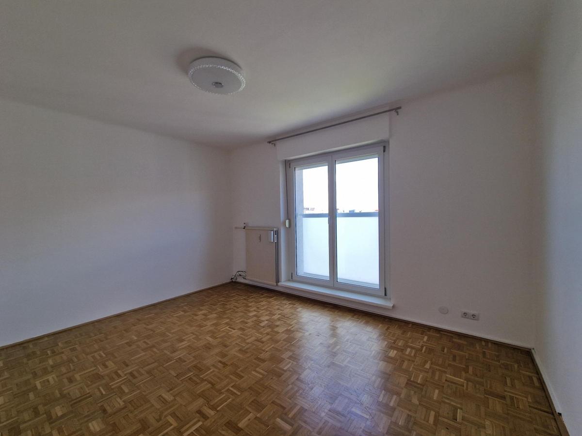 2. Zimmer - gro�e Fenster mit Gel�nde