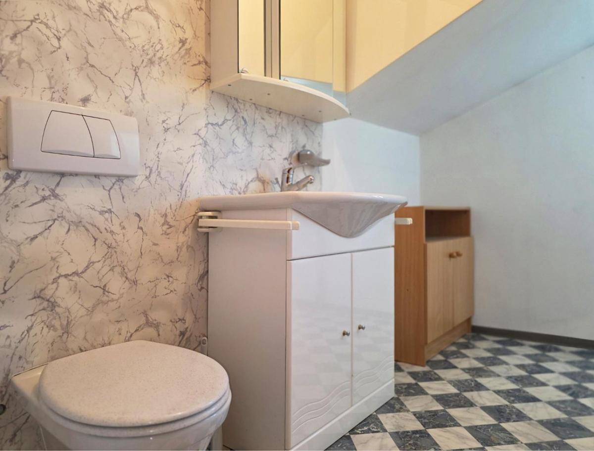 23 EFH 2000 DG Toilette