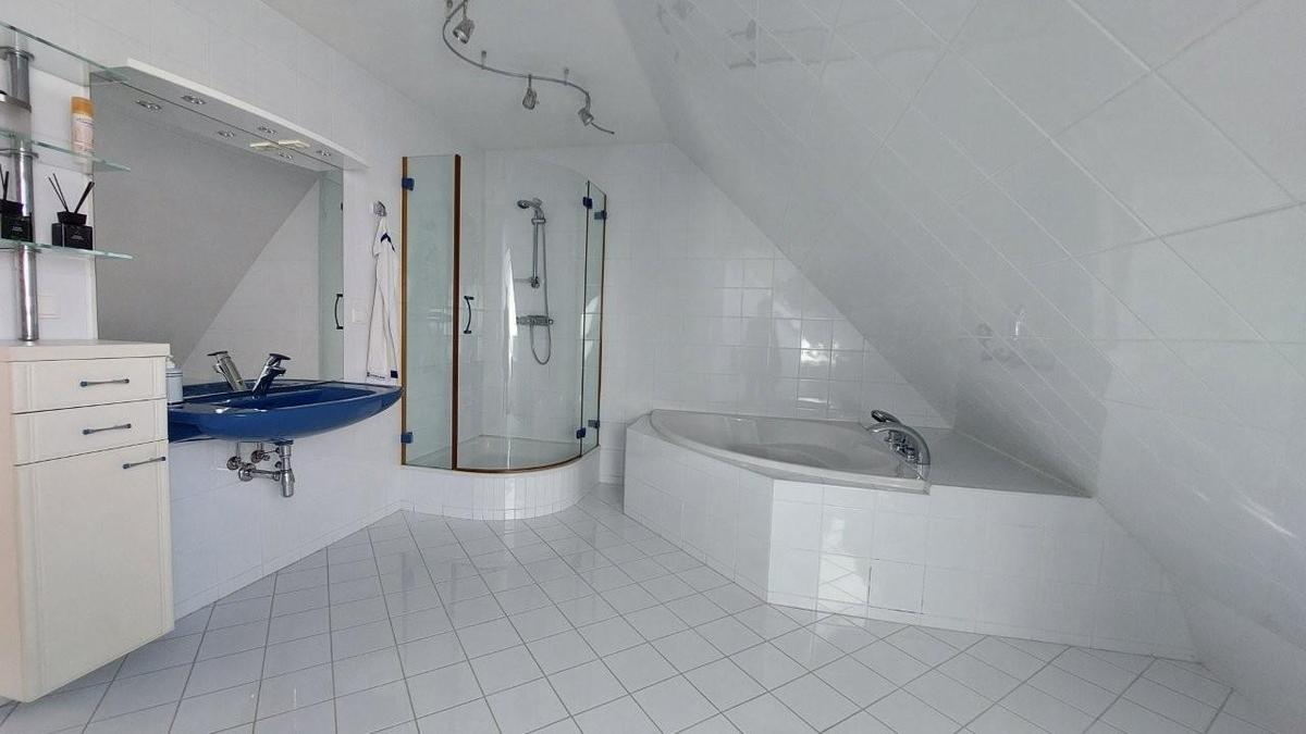 12 Bad mit Eckwanne und Dusche DG ETW 1220