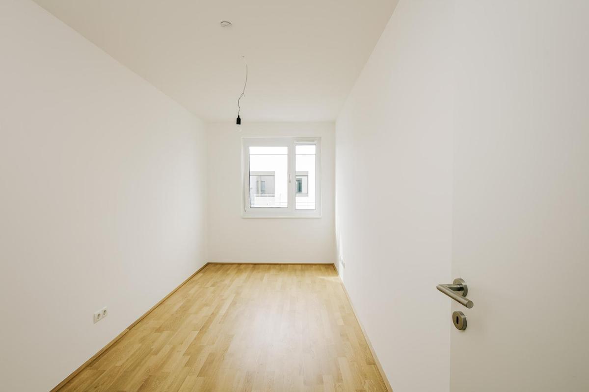 Schlafzimmer einer identen Wohnung im Haus