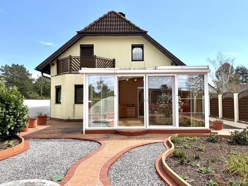 "Einfamilienhaus mit Pool, Sauna & 1.182 m² Grundstück in Strasshof"