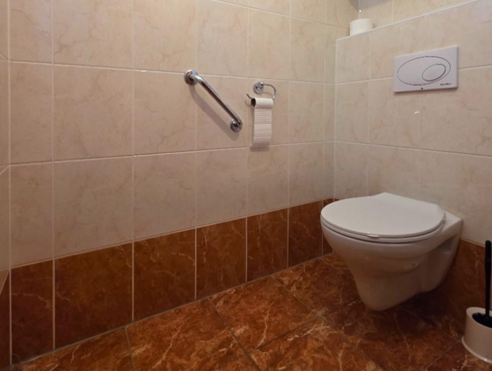 9 2000 ETW Toilette
