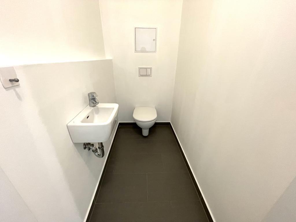 WC mit Waschbecken