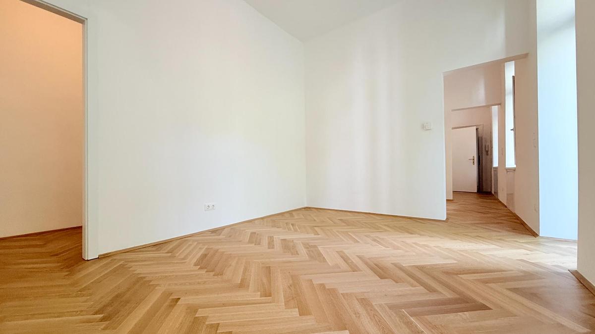 Wohnraum mit Ausgang auf den Balkon