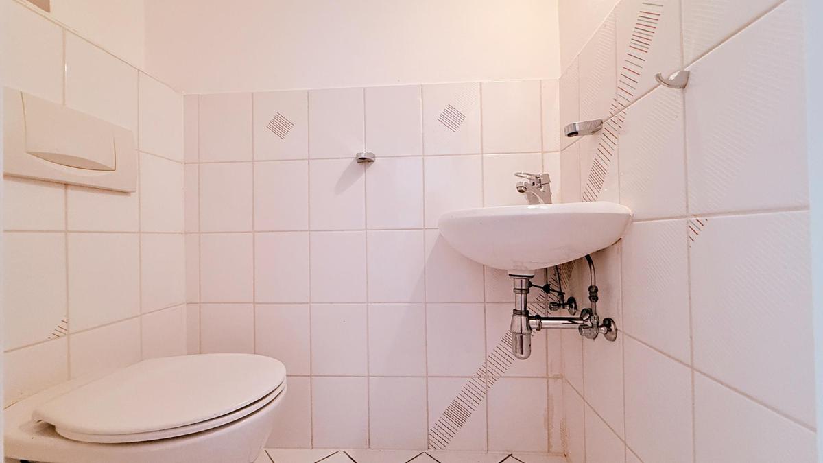 Separates WC mit Handwaschbecken