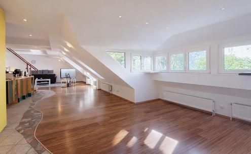 RARIT�T in TRAUMLAGE: in dieser klimatisierten DG-Wohnung mit 15m� Terrasse wohnt die Kreativit�t!