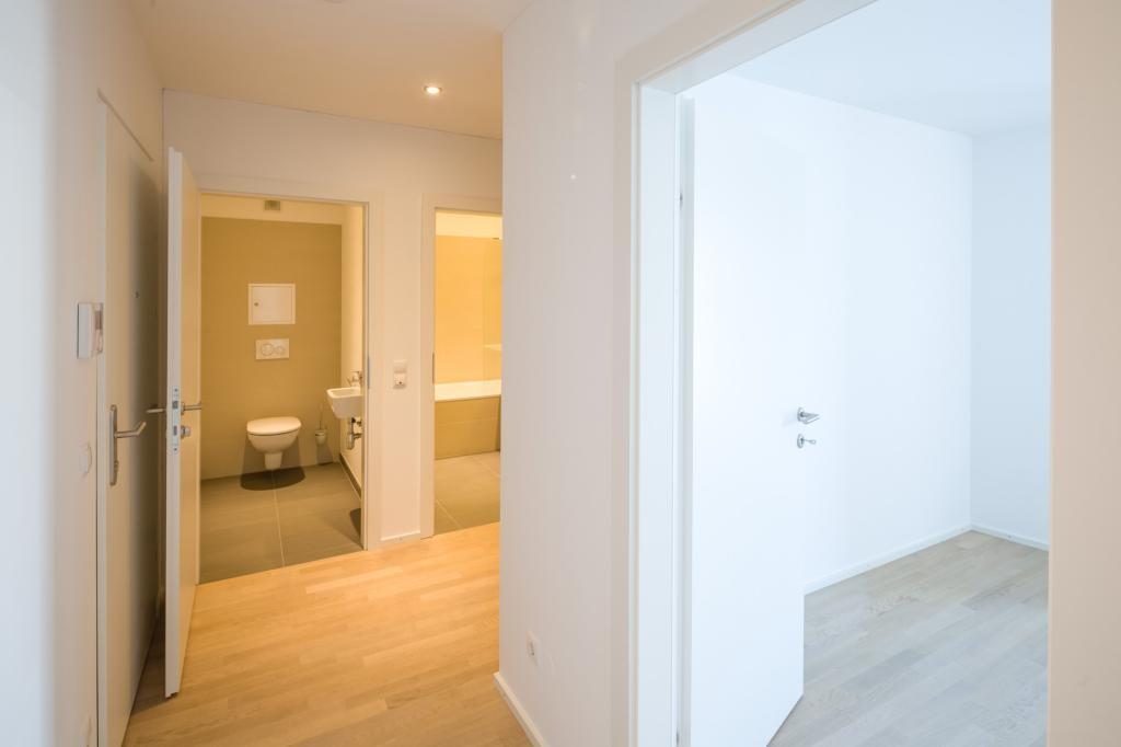 Blick zum Bad und WC