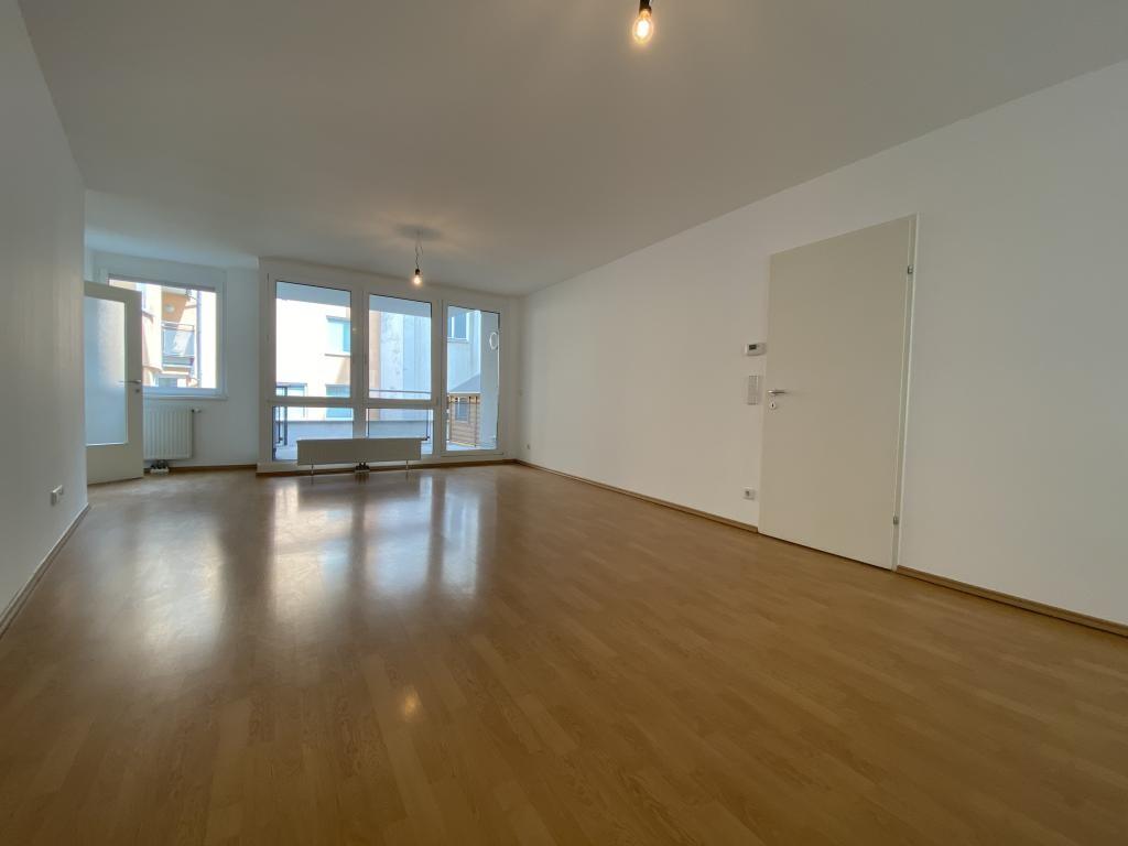 Wohnzimmer, Blick zur Loggia