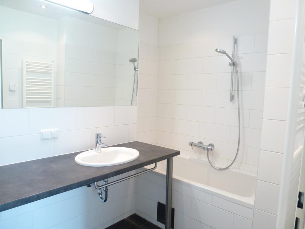 modernes Badezimmer mit Wanne und Handtuchtroc