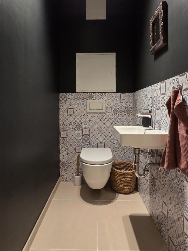 Toilette mit Handwaschbecken