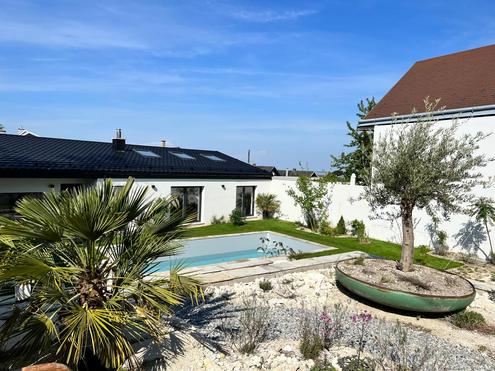 TRAUMHAFTE LIEGENSCHAFT MIT POOL, SEEBLICK UND �BERDACHTER BOOTSGARAGE
