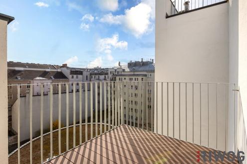 ERSTBEZUG // 3 ZIMMER DACHGESCHOSSWOHNUNG MIT BALKON +  MODERNE MARKENKÜCHE MIT GERÄTEN // ERLACHPARK