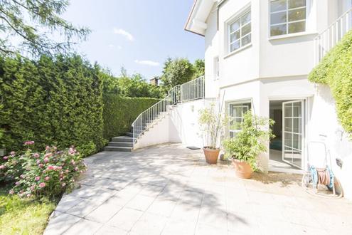 PROMENADEWEG: Einfamilienhaus mit eigener Wellness-Oase am Waldrand