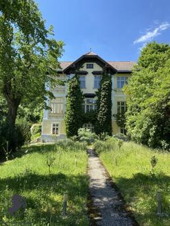 Lage Lage Lage! Einzigartige Villa in idyllischer Lage - Perfektes Renovierungsprojekt in Hinterbrhl!