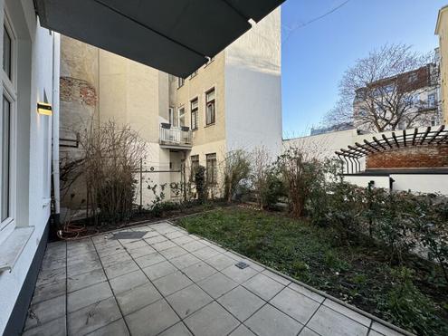 GARTENWOHNUNG IM ALTBAU: 3-Zimmerwohnung mit EIGENGARTEN und TERRASSE