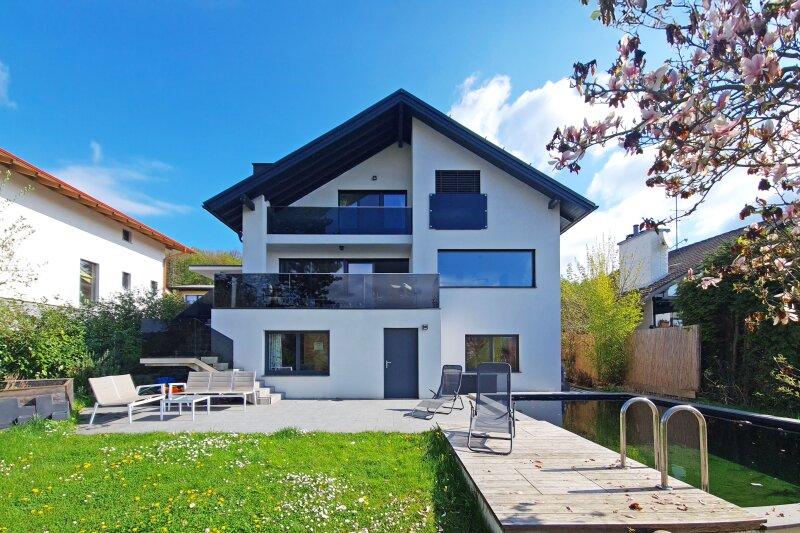 gartenseitige Hausansicht mit Naturpool