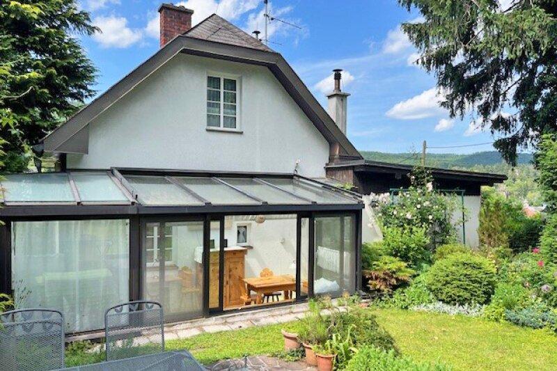 Hausansicht mit Wintergarten gartenseitig