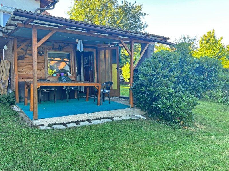 berdachter Sitzplatz im Garten