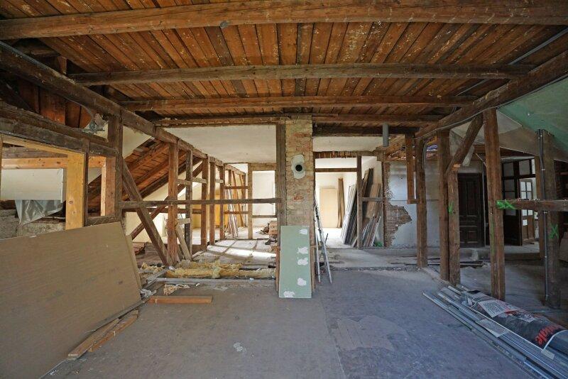Unsaniertes Dachgescho zum Ausbauen
