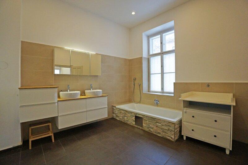 Badezimmer mit Wanne, Dusche, Doppelwaschtisch, WC und Wasch