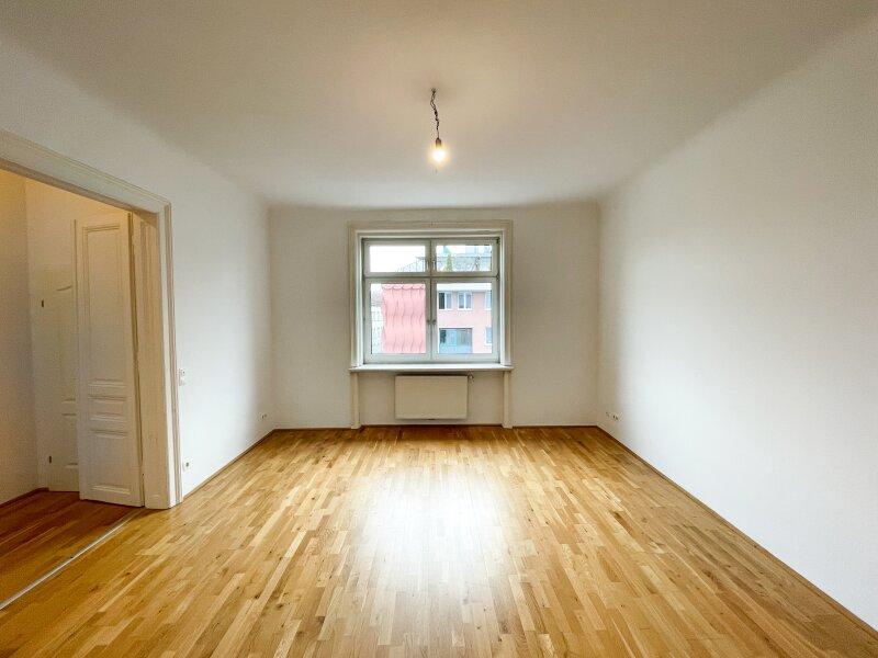 Wohnzimmer mit Flgeltre