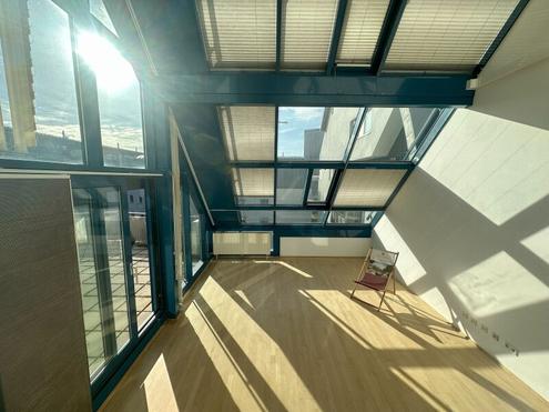 Der SONNE entgegen: SDSEITIGE Dachgescho-Maisonette mit grozgiger Dachterrasse und Klimaanlage.