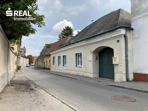 Stadthaus mit Stiftsblick mitten in Klosterneuburg: 6 Zimmer, 134,61m + Innenhof, Lagerrume und Garage!