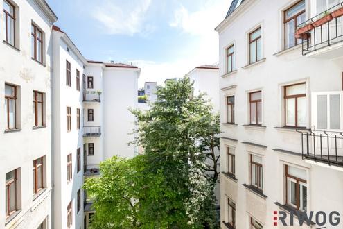 MITTEN IM SIEBTEN | Südseitige Stil-Altbauwohnung mit Grünblick | Hofruhelage | Prachtvolles Jahrhundertwende-Haus