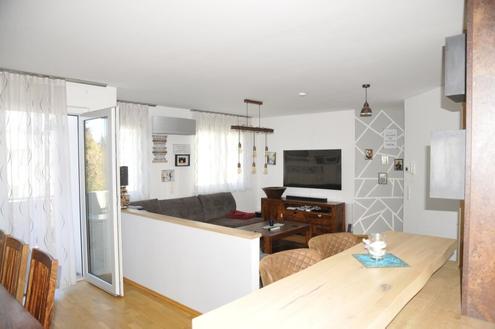Neuer Preis - Tolle 3 Zimmer Wohnung mit Balkon und 2 Stellpltzen - Baujahr 2018