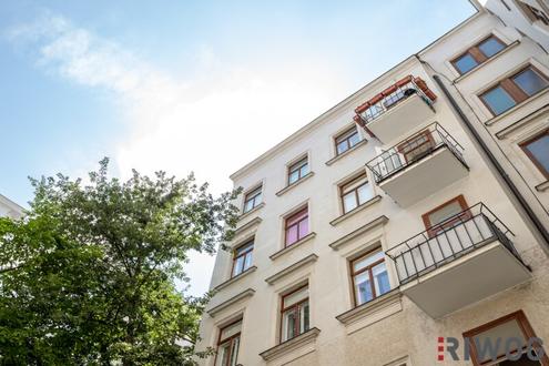 MITTEN IM SIEBTEN | Ost/West ausgerichteter Stil-Altbau mit Balkon | Grünblick | Prachtvolles Jahrhundertwende-Haus