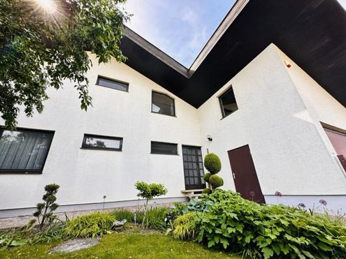 Zum Kauf gelangt ein gepflegtes Einfamilienhaus mit grozgigen Garten im ruhigen Natschbach.