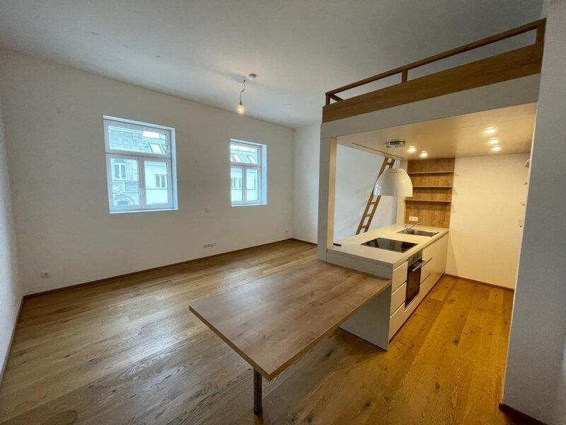 Zimmer mit Kche u. Esstisch