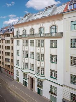 KOMPLETT HOFSEITIG: renovierte 2-Zimmer im Altbau inkl. Küche