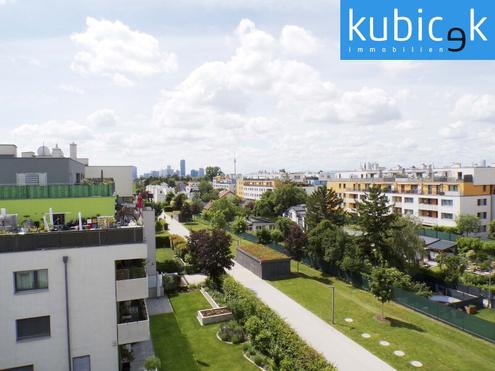 Traumhafte Dachgeschoßwohnung mit faszinierendem Panoramablick auf die Skyline.