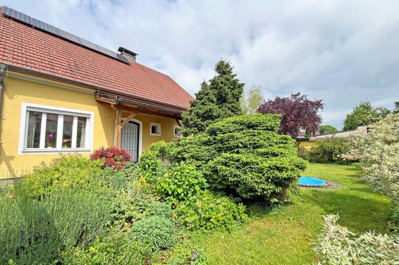 Hausansicht mit berdachtem Eingang