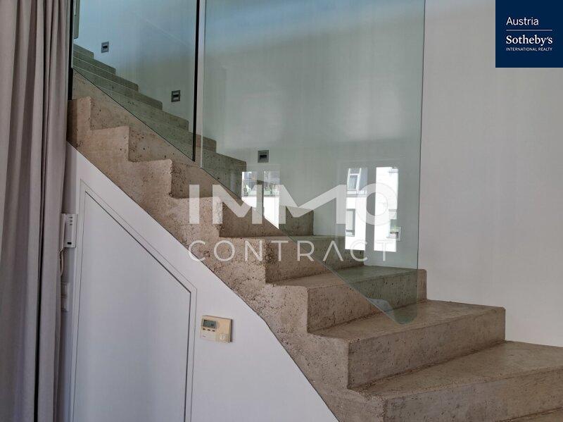 Moderne Treppe in den Privatbereich