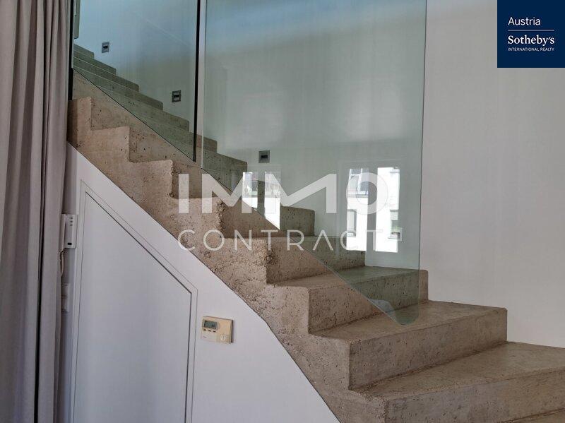 Moderne Treppe in den Privatbereich