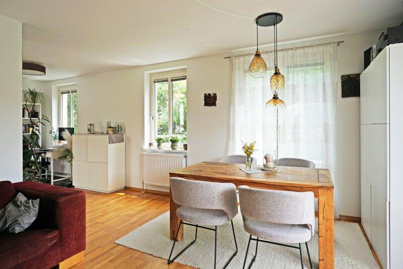 Wohnzimmer mit kleinem Balkon und Ausgang auf die Dachterras