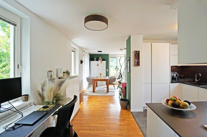 Wohnzimmer mit kleinem Balkon und Ausgang auf die Dachterras