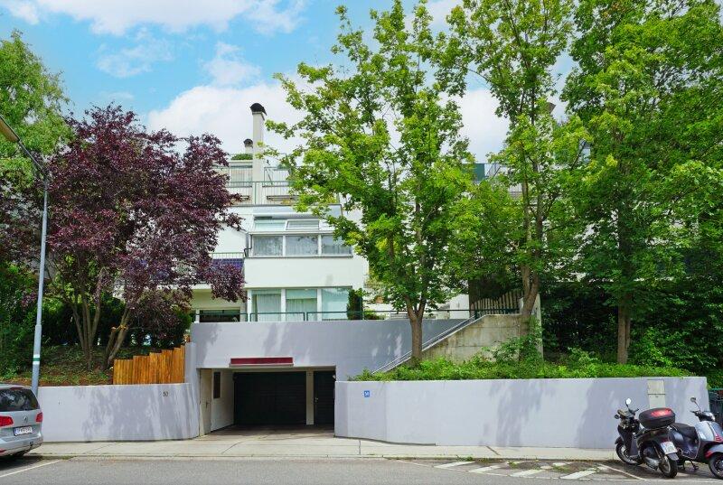 Straenseitige Ansicht mit Einfahrt in die Garage