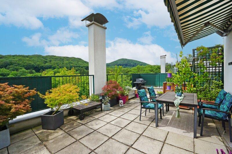 Sdwestlich ausgerichtete Dachterrasse mit Markise