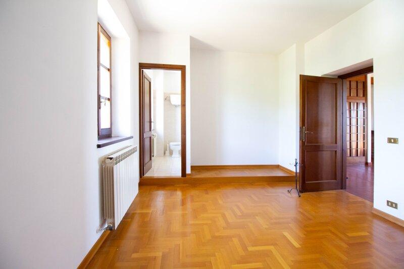 eines der Zimmer mit Badezimmer