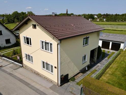 Haus mit 2 Wohneinheiten, Garten und 2 Garagen in Schrems zu mieten