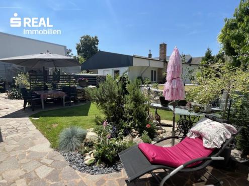 Einfamilienhaus mit separater Wohneinheit, schnem Garten mit Swimming Pool und Garage!